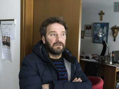 �Facciamo il possibile � conferma don Angelo, il sacerdote della chiesa -.  Purtroppo dopo due anni in queste condizioni Giuseppe � psicologicamente abbattuto, ma noi non ci arrendiamo: li supporteremo soprattutto nei rapporti con le istituzioni, per permetter loro di risolvere in qualche modo la loro insostenibile situazione�